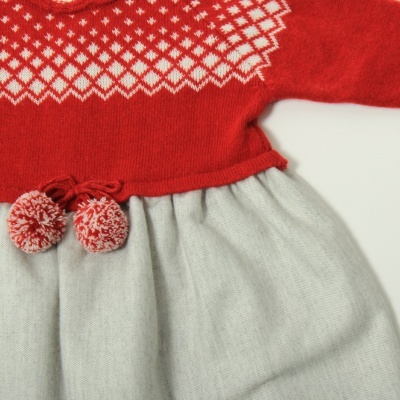 Vestido infantil vermelho e cinza com padrão geométrico e pompons