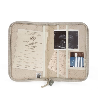 Estojo organizador bege com documentos médicos e cartão