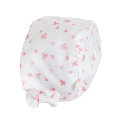 Touca branca com flores cor-de-rosa e laço
