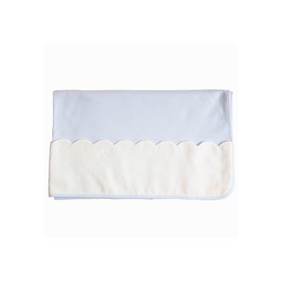 Toalha ou fralda com tecido azul claro e detalhe branco com borda ondulada