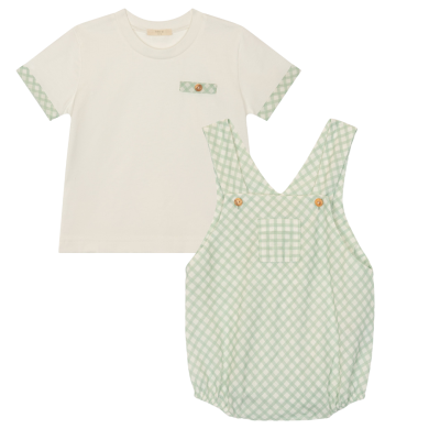 Conjunto infantil branco e verde claro com padrões xadrez e botões de madeira