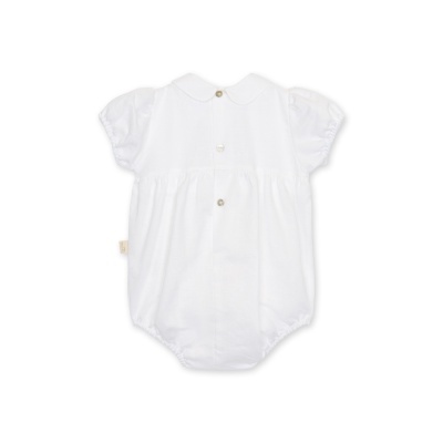 Body branco de bebé com gola e botões na parte traseira
