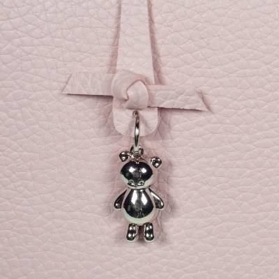 Fecho de laço em tira de pele rosa claro com pendente metálico prateado em forma de urso