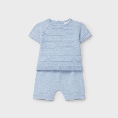Conjunto de bebé azul claro de malha com camisola e calções.