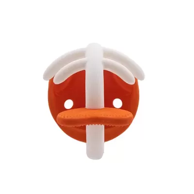 Máscara de fantasia laranja e branca com buracos para olhos