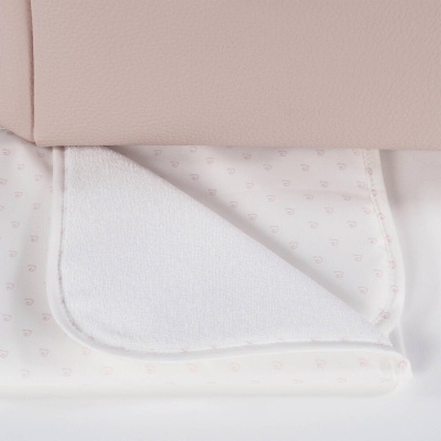 Fralda branca com padrão de corações cor-de-rosa e canto dobrado