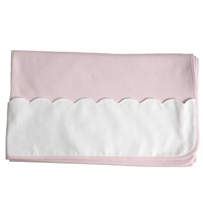 Manta rosa com padrão ondulado branco dobrada