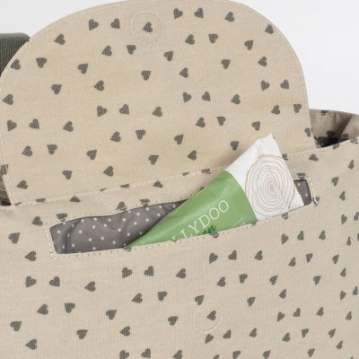 Saco de tecido bege com corações cinzentos e bolso com embalagem verde