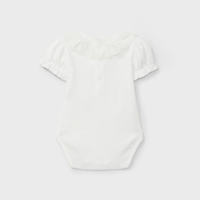 Body branco de bebé com gola bordada e mangas curtas franzidas