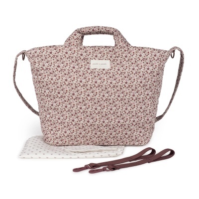 Mala floral rosa e castanha com alças e acessórios em fundo branco