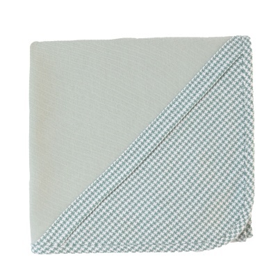 Manta dobrada com padrão pied-de-poule verde-água branco