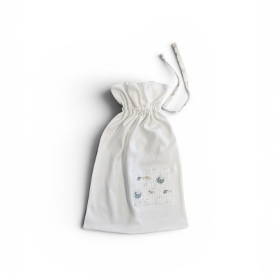 Saco branco de tecido com cordão e bolso com padrão gráfico