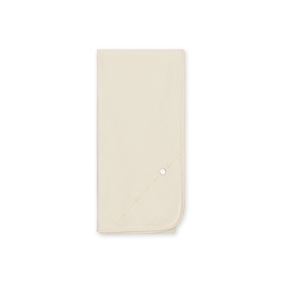 Toalha dobrada bege claro com detalhe bordado e botão branco