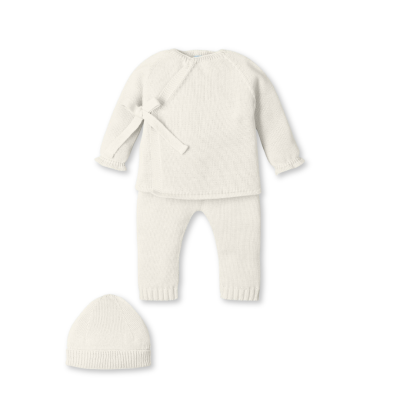 Conjunto de roupa de bebé em malha branca com casaco, calças e gorro