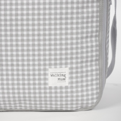 Bolsa padrão xadrez cinzento e branco com etiqueta Walking Mum