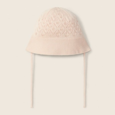 Chapéu bege claro em malha com padrão decorativo e tiras para amarrar.