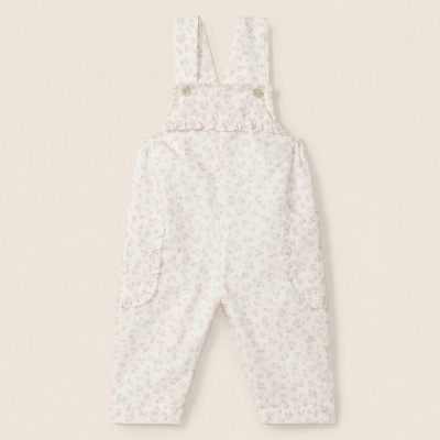 Jardineira infantil branca com padrão floral rosa e alças largas