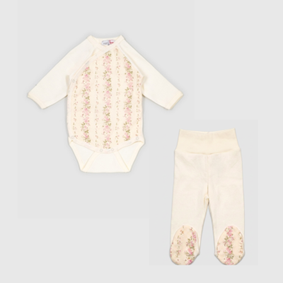 Conjunto de roupa de bebé creme com padrão floral rosa e verde.