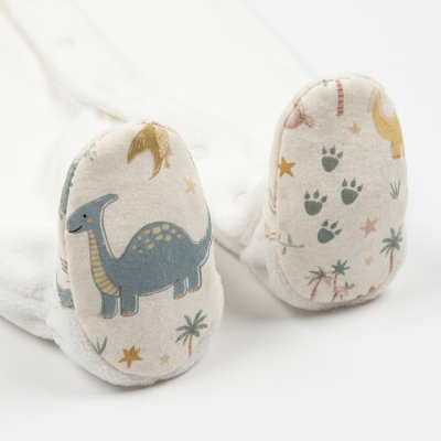 Pijama branco para bebé com pés decorados com desenhos de dinossauro e pegadas