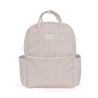 Mochila tecido floral rosa claro com bolso frontal e alças curtas.