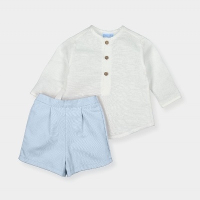Conjunto de camisa branca de manga comprida com botões e calções azuis claros para criança