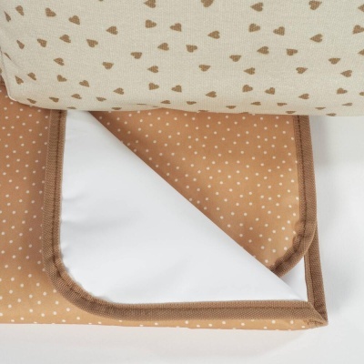 Tecido com padrão de corações castanhos e reverso castanho com pontos brancos