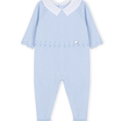Macacão de bebé azul claro com gola branca e detalhes em pontos ajour