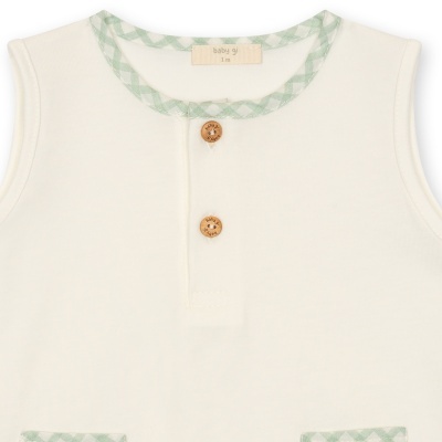 Camisola de bebé branca com detalhes em xadrez verde claro e botões de madeira