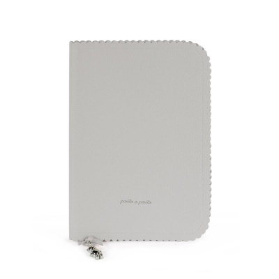 Capa de passaporte cinzenta com bordas scalloped e fecho com zíper