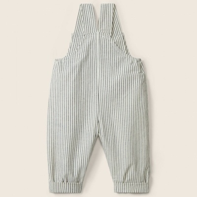 Jardineiras de tecido às riscas finas pretas sobre fundo branco