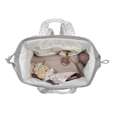 Mala de bebé com itens como roupa, chupeta, boneco e escova, vista superior