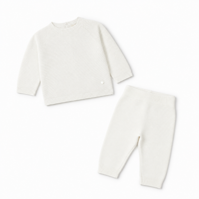 Conjunto de bebé em malha creme com camisola e calças.