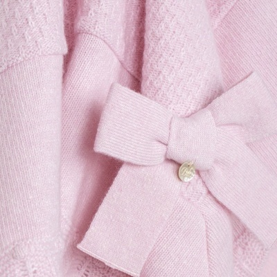 Camisola de malha rosa clara com padrão texturizado e laço