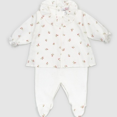 Conjunto de roupa de bebé com camisa branca com flores rosas e calças brancas com pezinhos