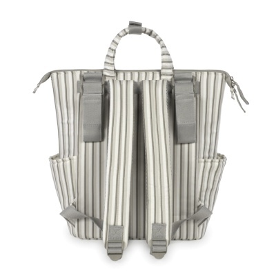 Mochila riscada branca e cinza vista de trás