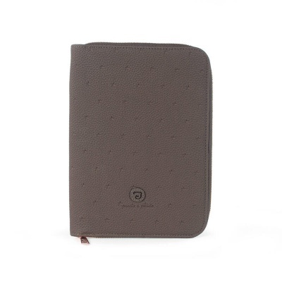 Estojo cinzento texturizado com fecho e logo circular frontal.