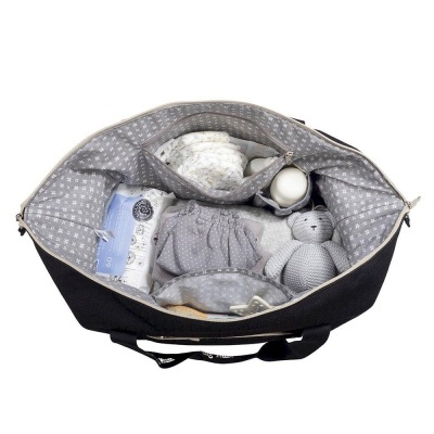 Bolsa de bebé preta com interior cinzento e itens organizados