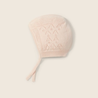 Gorro de bebé rosa claro em malha com padrão rendado e tiras
