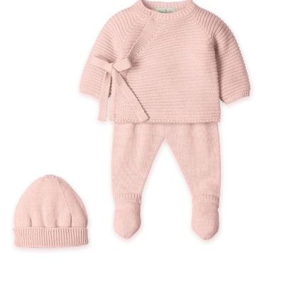 Conjunto de bebé rosa claro em malha com camisola, calças e gorro