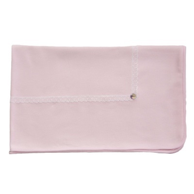 Manta rosa clara com renda branca e botão prateado