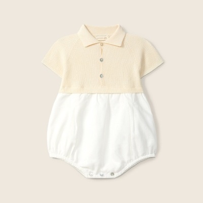 Body bebé bege e branco com parte superior em malha e colarinho