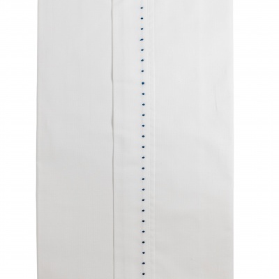 Toalha branca com pontos azuis verticais ao centro