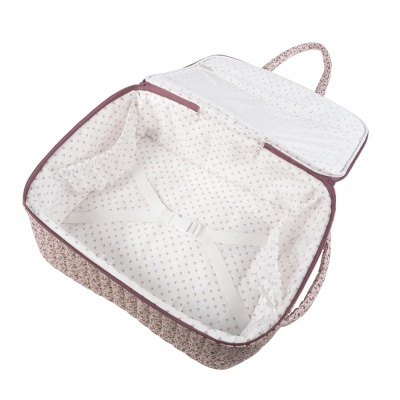 Mala de viagem aberta com interior e exterior em padrão floral rosa e branco
