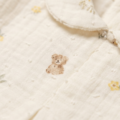 Camisa branca bebé com flores amarelas e ursinho castanho, gola arredondada e botões de pressão