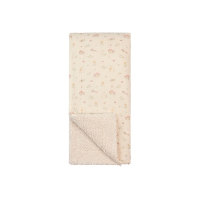 Manta branca felpuda com padrão de cogumelos e flores em fundo creme
