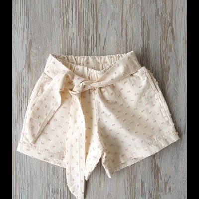 Calções de criança creme com padrão rosa e cinto nó à frente