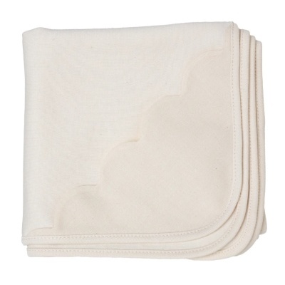 Manta creme dobrada com bordas arredondadas