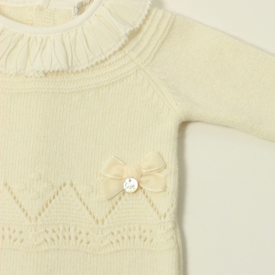 Vestido de malha creme para bebé com laço e gola franzida