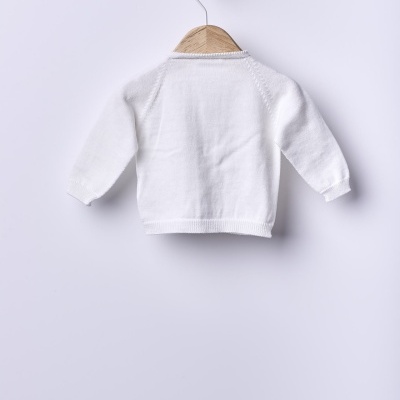 Camisola branca de malha para criança com mangas compridas pendurada