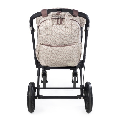 Carrinho de bebé com mochila floral bege e castanho na parte traseira sobre fundo branco.